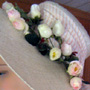 Ein Hut mit Rosenblumen